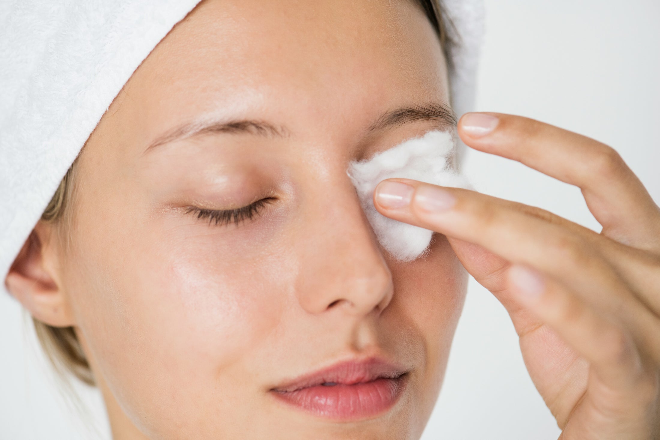 Eyelid Cleansers vs Wipes: What’s the difference and when to use each?