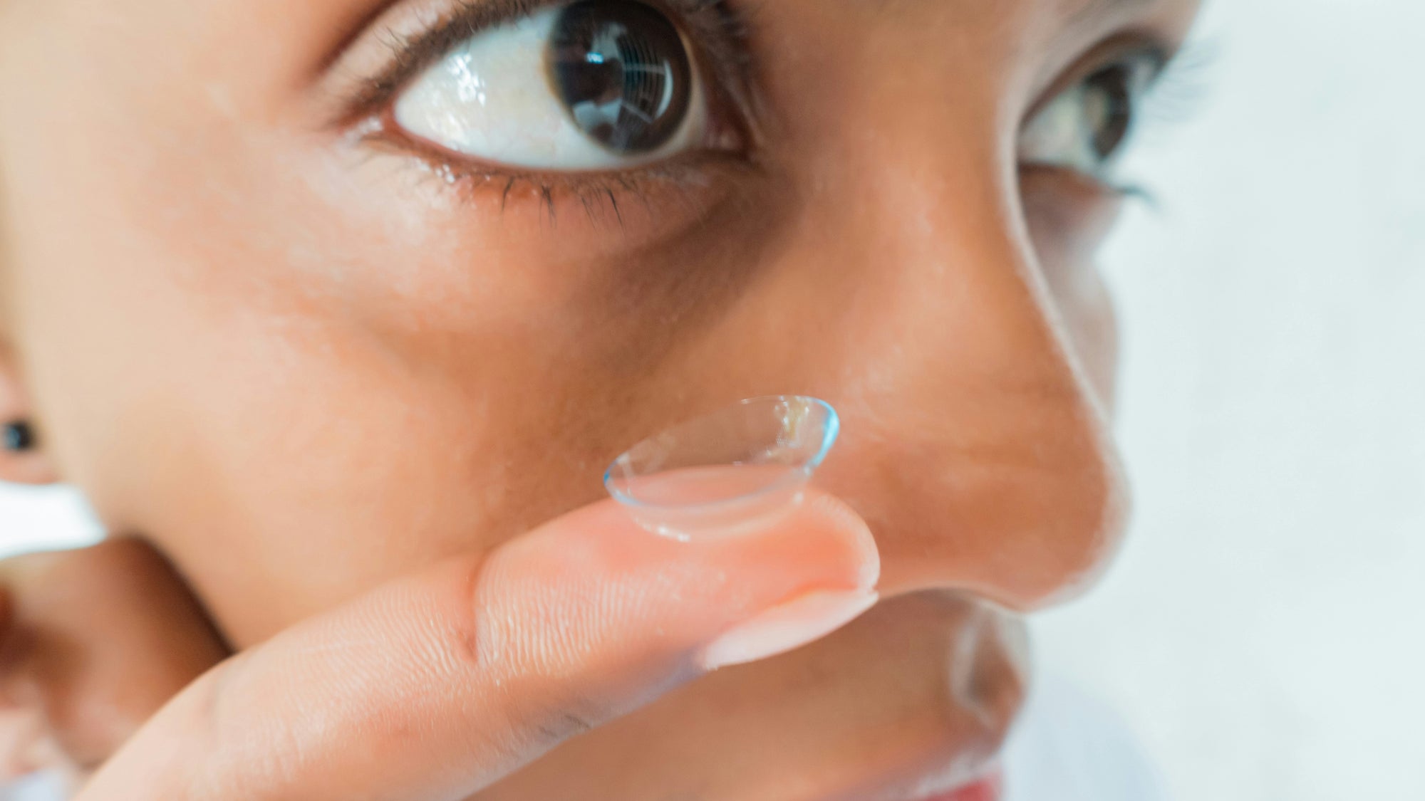 Daily vs. Monthly Contact Lenses for Dry Eyes: Which is Better?