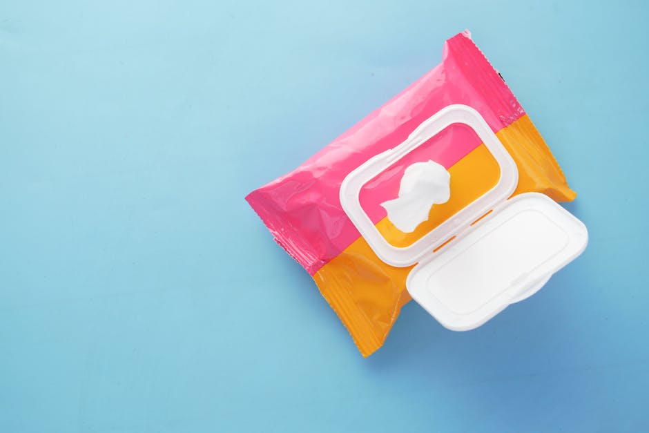 How to properly use eyelid wipes